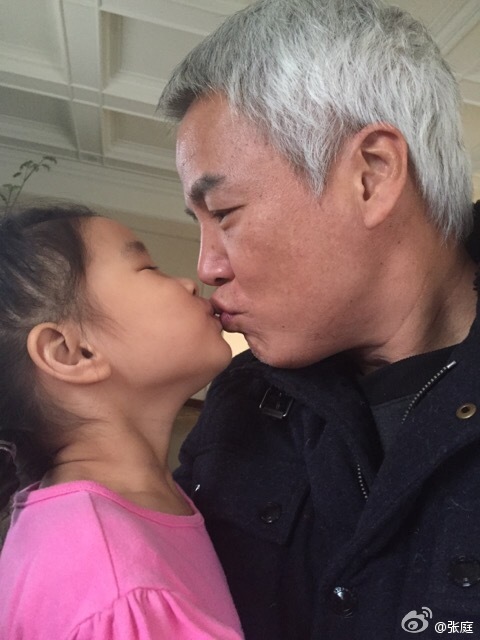���ǰ�Сʱ����ͥɹ�Ϲ���Ů������Kiss(ͼ)