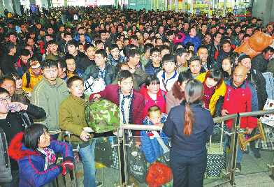 春运首日济南火车站:售票厅好冷清 候车厅很热闹