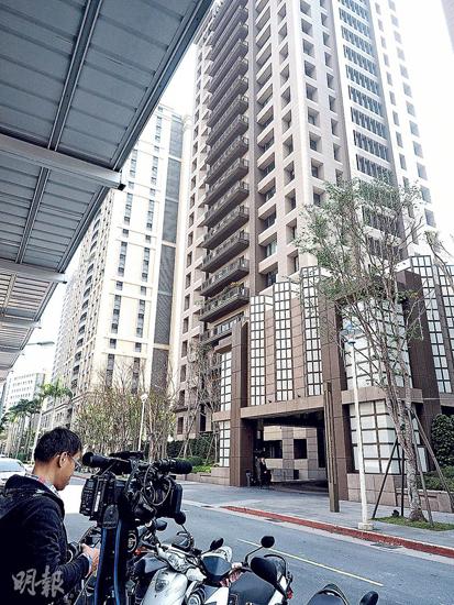 房祖名被曝搭私人飞机返台 母子团聚相拥痛哭