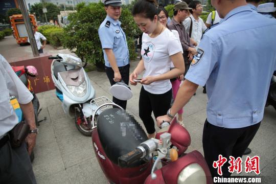 图为市民认领被盗车辆。 王刚 摄 南宁交警1个月查处30万起电动车违法行为