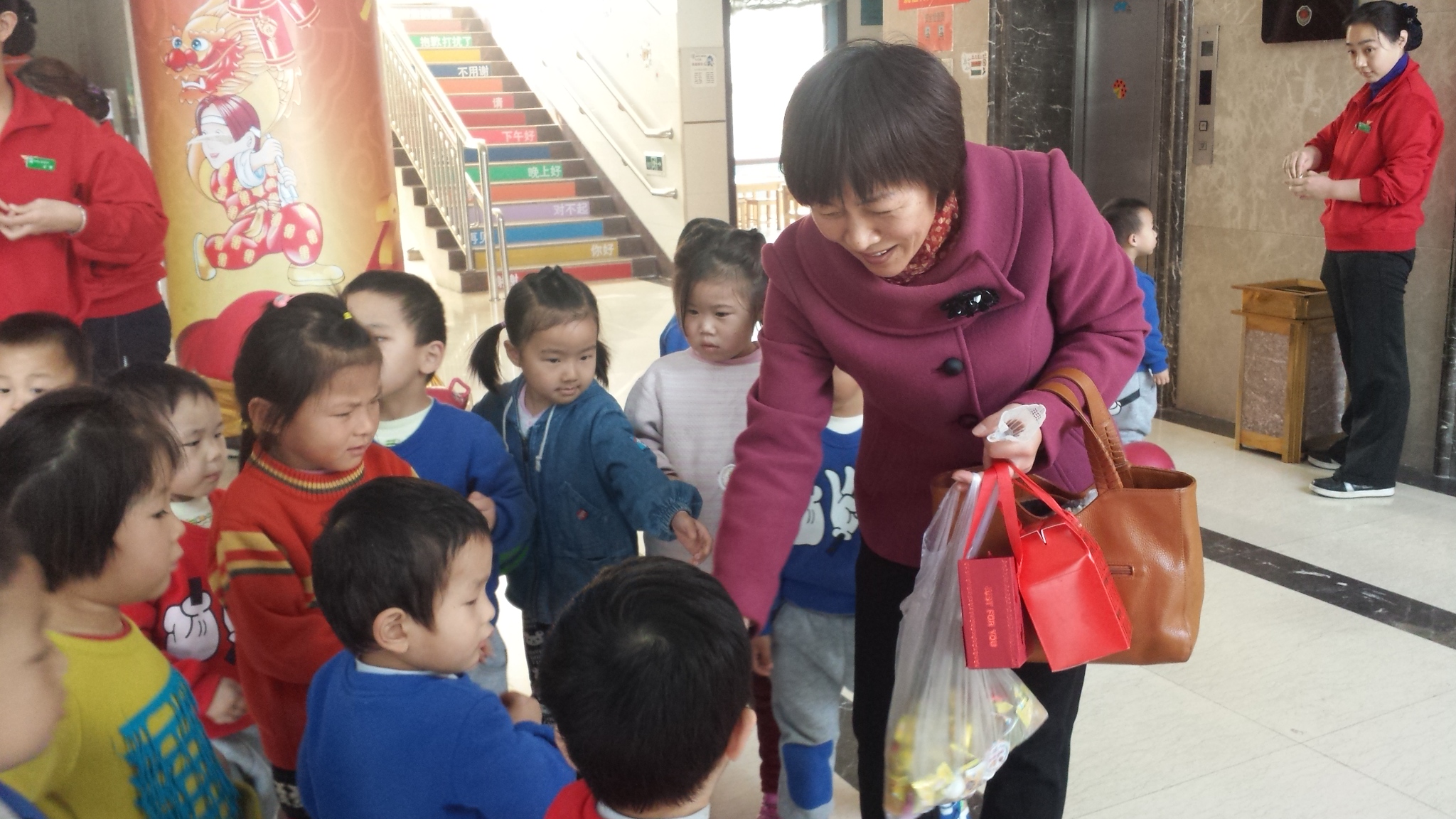 12��3�գ��Ͳ���ʮ��־Ը��ʯ��굽�Ͳ�����ḣ��Ժ������ͯ��