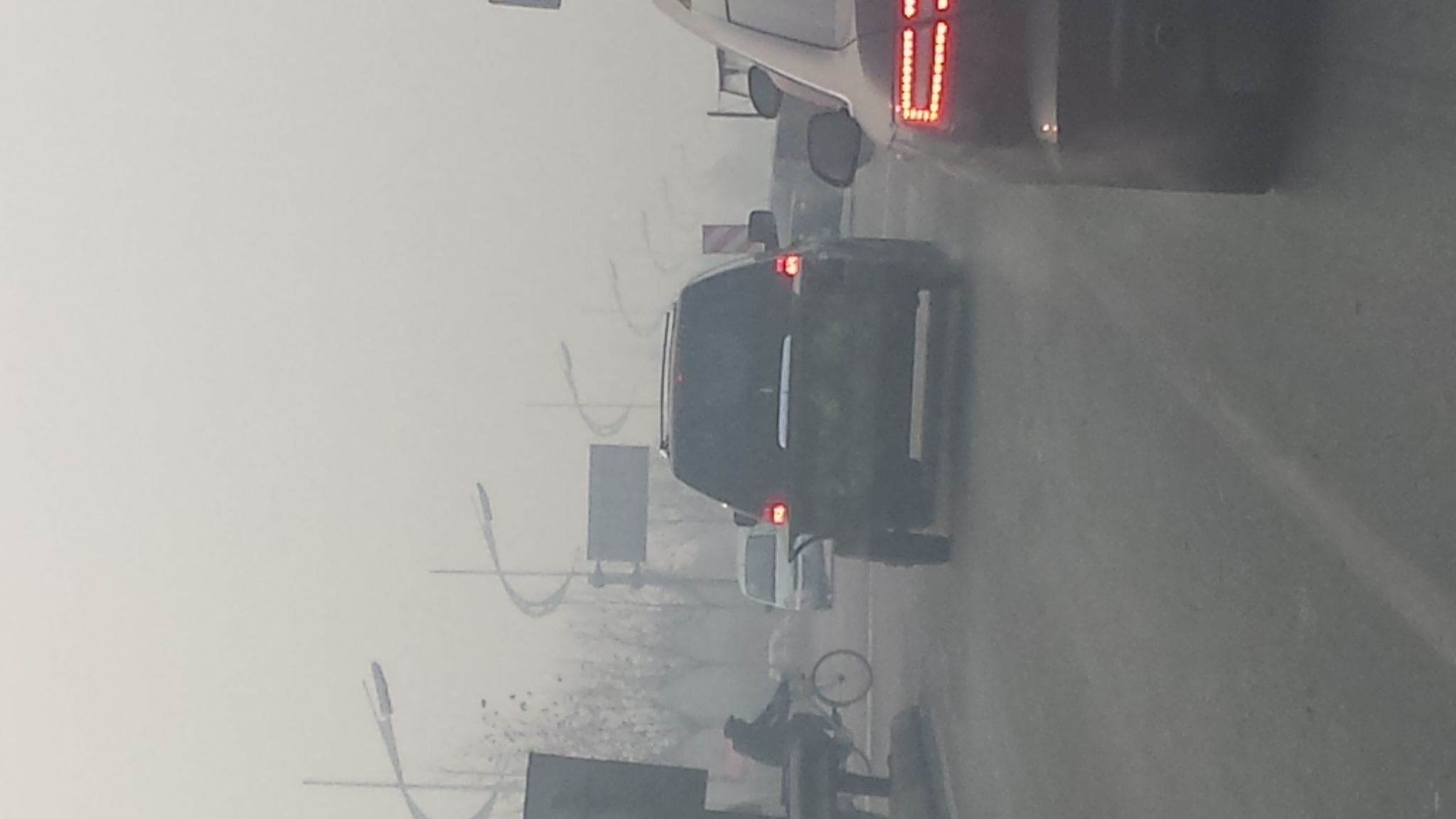 �Ϲҳ�������suv����һ��Сƽ̨�ɿ�������ű�·�ϣ�Υ����