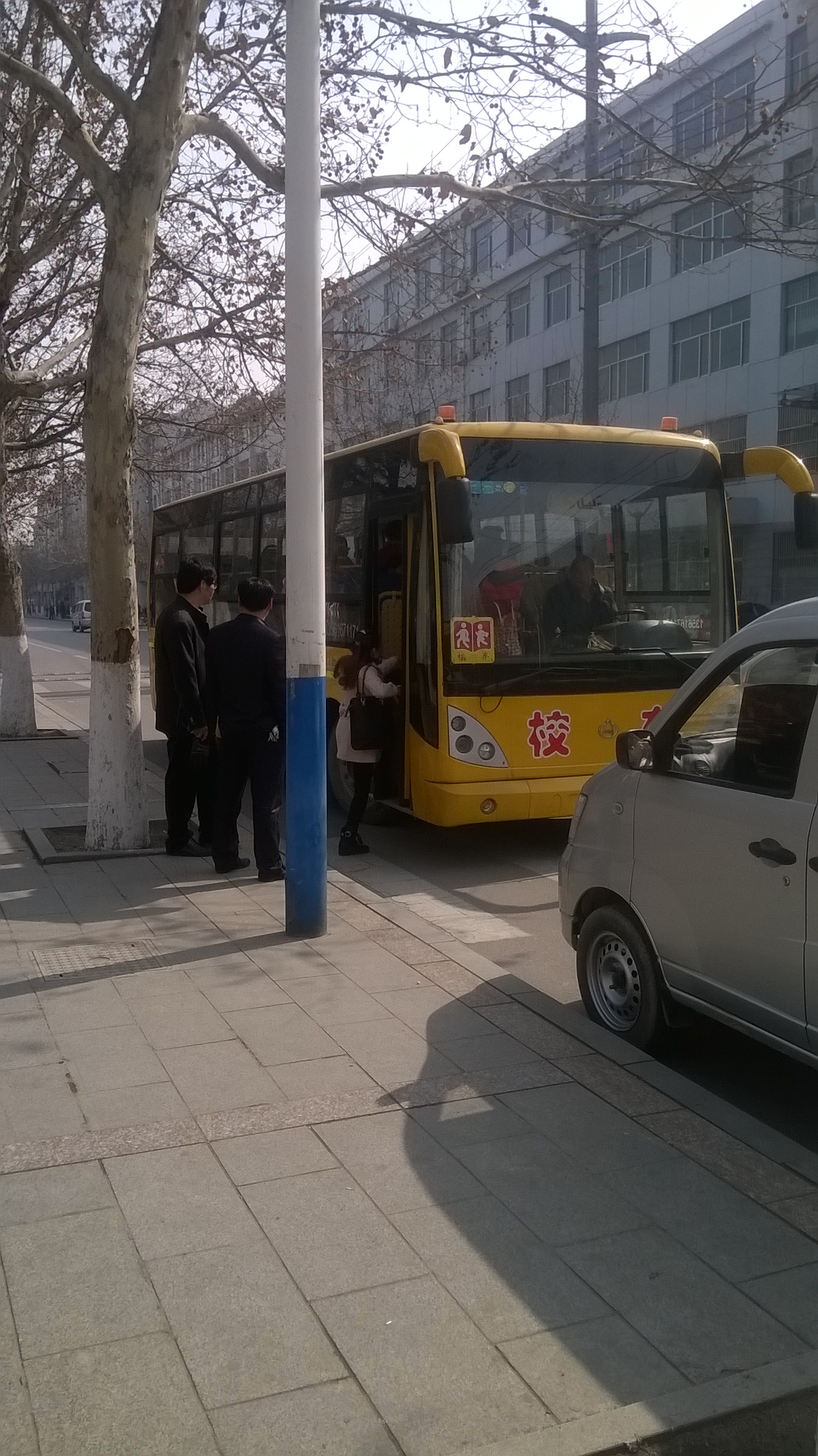 ѧ���ǲμ��껸̨����СѧӢ�ﵥ�ʾ�����У��׼���뿪