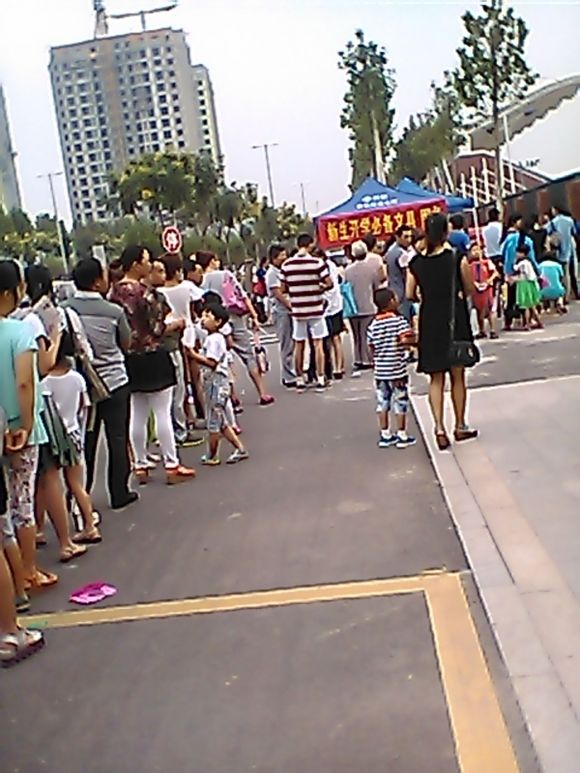 8��27���磬����ѧУ���ȵı����ֳ���