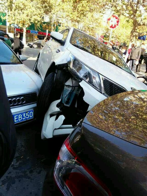 11��3�գ������Ĵ���뻱��··�ڣ�һ��δ���Ƶİ�ɫk2����һ��ͣ��·�ߵ���ɫ�µϣ�Ӱ�콻ͨ