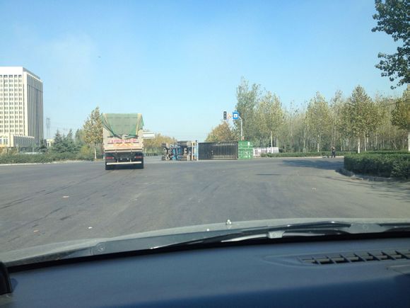 11��3�����磬�ƻ�·�͹�ҵ··��һ����ʻ�Ĵ����������