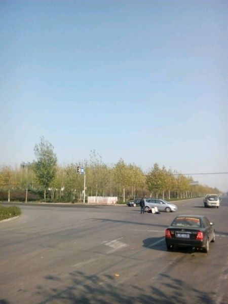 11��4�������ƻ�·�빤ҵ·�����ִ�ү����ɫ�γ���ײ��