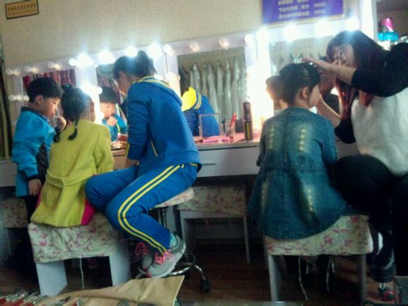 ʵ��ѧУѧ�������ڣ��������ں�̨��ױ