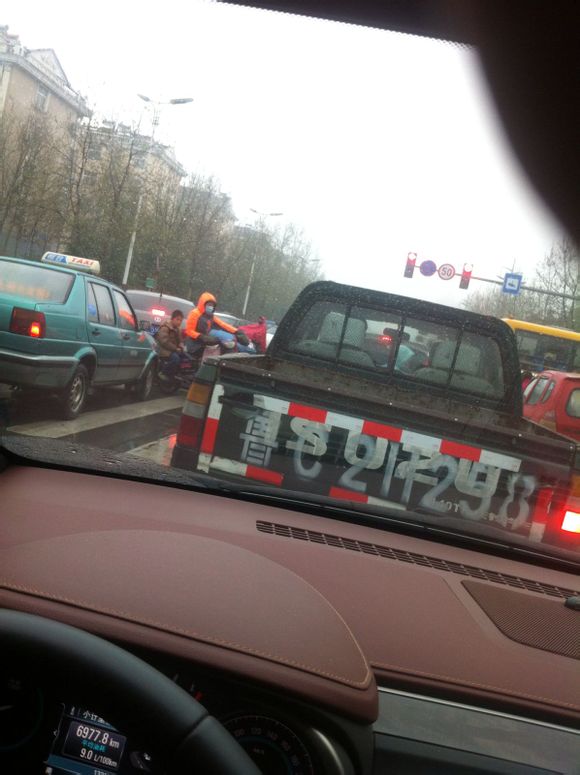 4��2���磬ʵ��ѧУ·�ڴ���ƣ�Σ�գ�