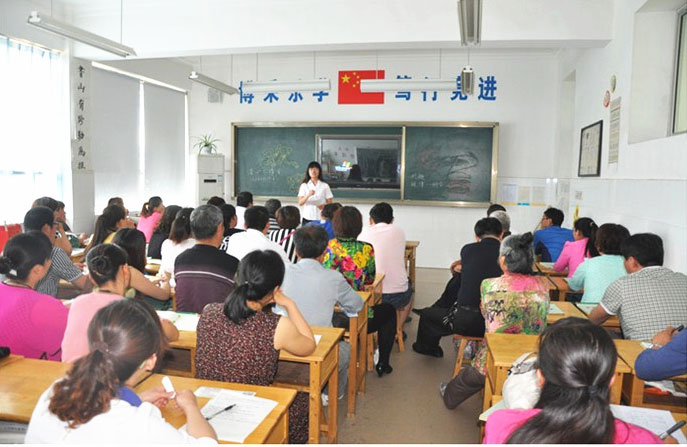 Ϊ�˹���ѧУ����ͥ�������λһ��Ľ���ģʽ����һ����߽�ѧ��������ǿѧ��˼����½��裬�ٽ�ѧУ���ͥ����ʦ��ҳ��Ĺ�ͨ�ͽ�������ǰ����̨��ʵ��Сѧ�ٿ����ԡ����ӣ����ǿ��Ը���ʲô����Ϊ����ļҳ��ᡣ