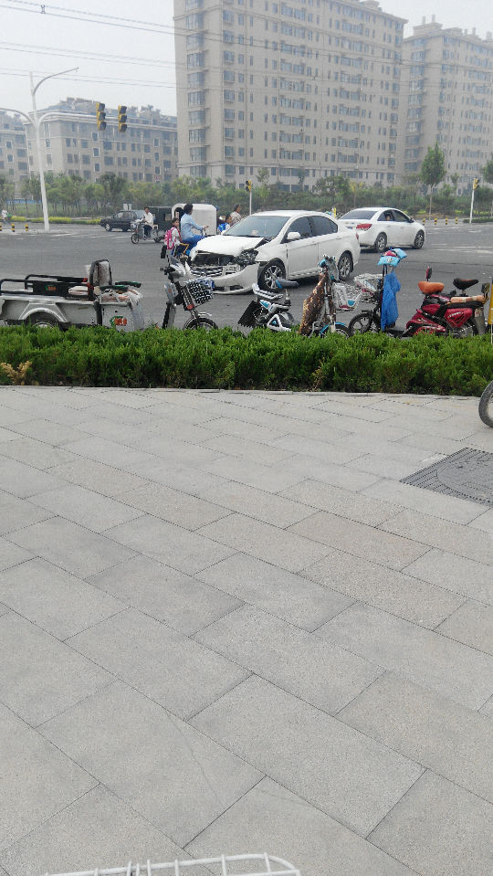 8��25���磬����ѧУ��·�ڷ���������