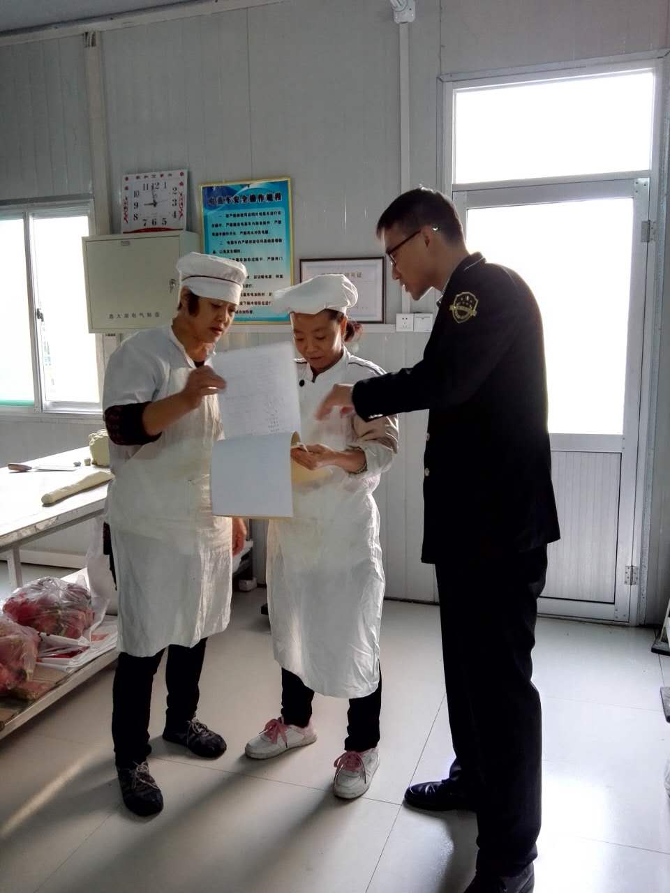  ��ǰ������ʳҩ����չ���ļ���ѧУ���׶�԰��ʳ�üල��飬����֤��Ӫ����ҵ��Ա�ֽ���֤�ϸڡ�ԭ�Ͻ������顢ʳƷ�������ӹ��Ͳͳ��������ȸ������ڣ����پ�Ӫ���ϸ��ɷ��棬�淶��ʵ�������Σ��ų�����ʳƷ��ȫ������ȷ����Ա�ܼ����������������Ѱ�ȫ���������� ������ �㣩