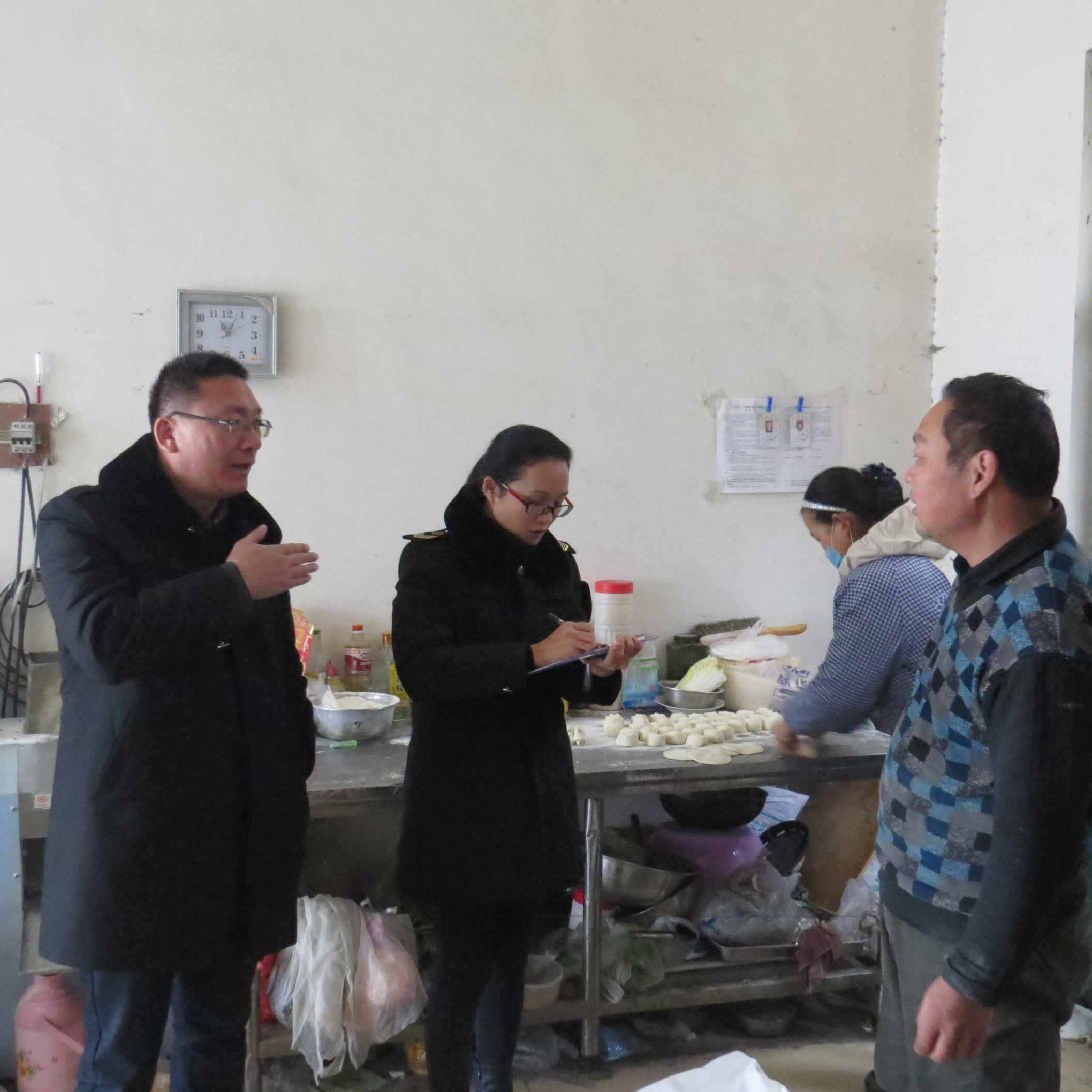 ���գ�����ʳҩ����Ͻ���ڵ���ͷ�ӹ�����������ͻ����顣�ص��龭Ӫ���Ƿ�ʹ�������������Ƿ�ʹ���������������������ơ������׿顱�ȷ�ʳ���������ʣ��Լ��Ƿ�ʹ�����Ѭ���ȷǷ����գ��Ӹ����ϱ�֤ʳƷ��ȫ��