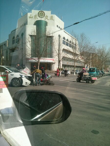 2��15�գ���ͨ��·�ڷ������������������ע�ⰲȫ��