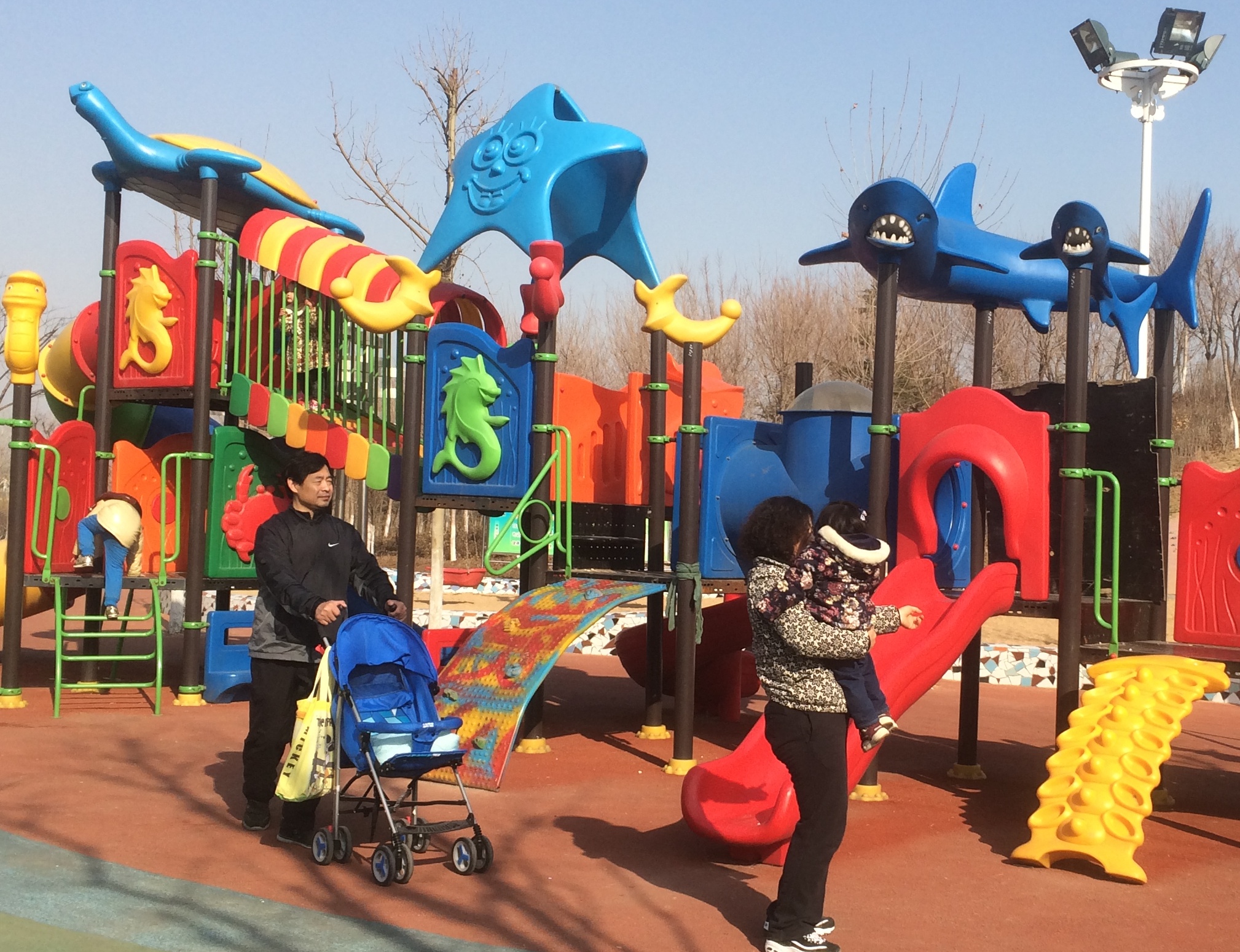 ���˳��κ�����
    ��������תů������������̤����������ﾰ�����ο������࣬���ξ�����֮���¡�ͼΪ�����ӳ��е��ο��ں�������ͯ��԰���档�����˲���