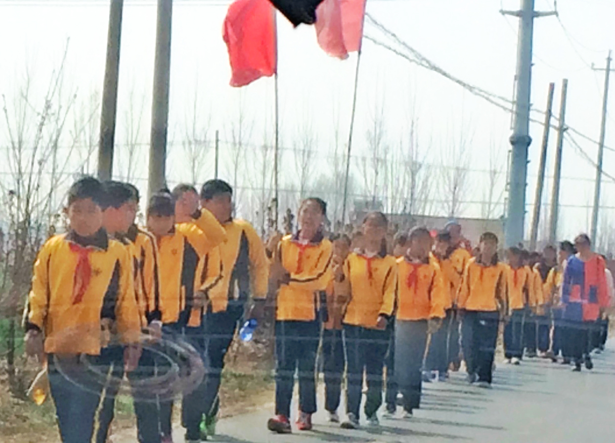 ������ɨ
    ����������Ϊ����Ը������ҵ��廳֮�飬���ض�����Сѧ������չ����������ң�������ʷ������������ɨ�·��С�ͼΪ4��1�����磬������ʦ���㲽ɨĹ;�С������˲���