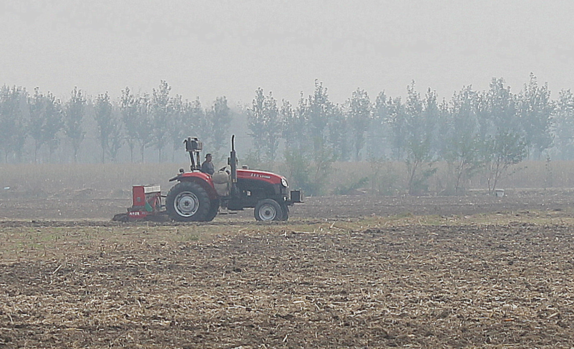 С����

    ���գ���������ɽ������һ��ũ�￴�������������ڽ���С���֡����˽⣬Ŀǰ����35��Ķ�����ջ��Ѿ��ӽ�β�������ũ��ץס������õ�����ʱ�����ӽ�����С��Ϊ�����������մ��»�����                       �����˲���